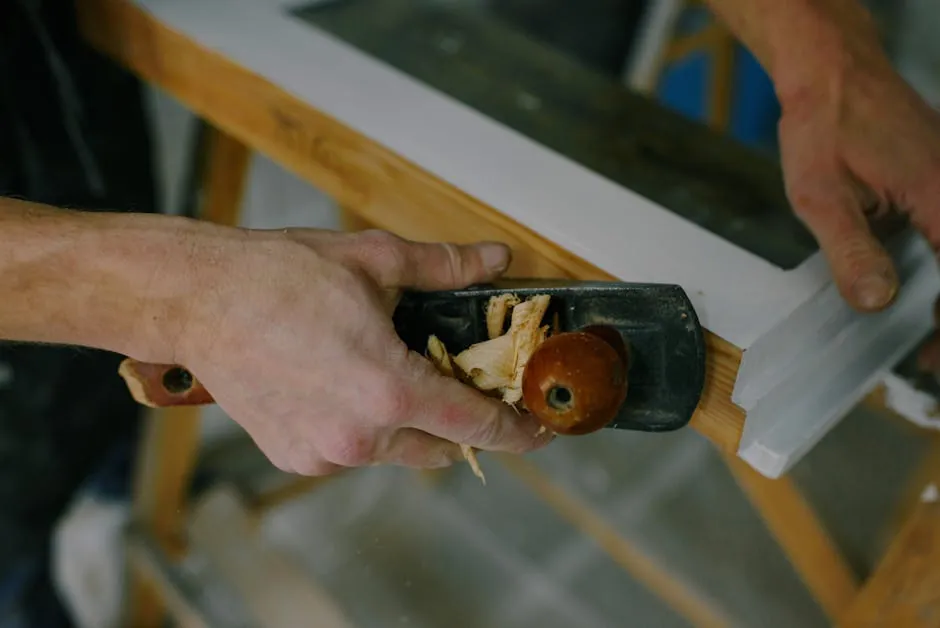 Abderrahim Hamdaoui en train de raboter une menuiserie dans son atelier