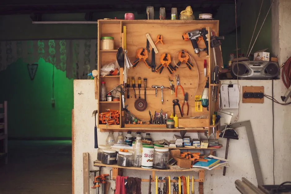 Mur d'outils dans l'atelier de menuiserie